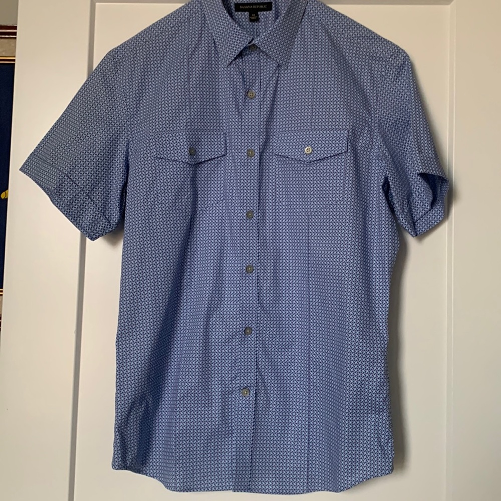 Men’s Banana Republic shirt sleeve shirt. Sized Medium.